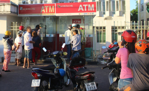 Cận tết: Mòn mỏi chờ rút tiền ở ATM tuyến huyện