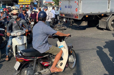 TP. Cà Mau: xe tải va chạm xe máy, 1 trẻ nhỏ tử vong thương tâm