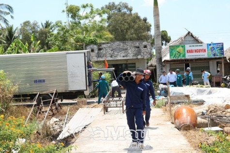 Hỗ trợ 2.000m ống nhựa dẫn nước cho người dân xã Trần Hợi