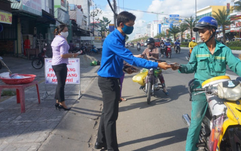 TP Cà Mau: Phát miễn phí hơn 1.000 khẩu trang