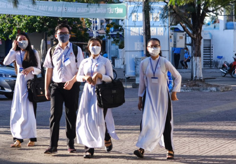 Cà Mau: Học sinh khối 9 và 12 đi học lại