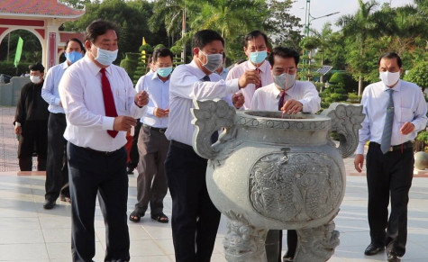 45 năm Ngày thống nhất đất nước: Dâng hương, báo công Bác Hồ, tưởng nhớ các Anh hùng liệt sĩ