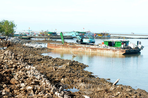 Tất bật hộ đê