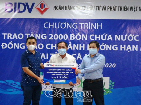 BIDV Cà Mau tặng 2.000 bồn chứa nước cho đồng bào bị ảnh hưởng hạn hán