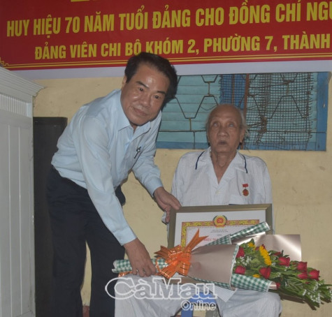 Trao Huy hiệu 70 năm, 60 năm tuổi Đảng đợt 19/5
