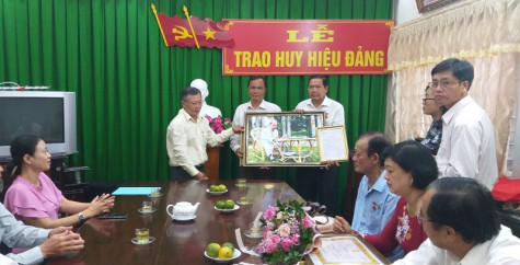 226 đảng viên được trao Huy hiệu Đảng đợt 19/5