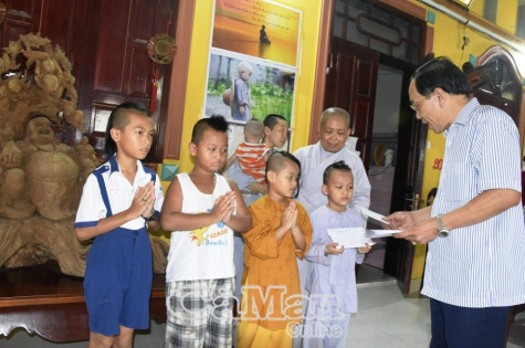 Thăm, tặng quà nhân ngày Quốc tế thiếu nhi 1/6