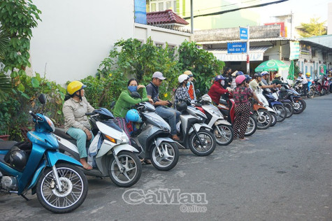 Xây dựng ý thức tự giác cho phụ huynh trước cổng trường