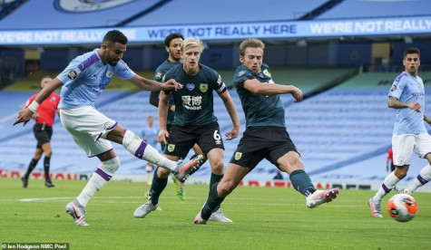 Đè bẹp Burnley, Man City vững vàng ở vị trí thứ hai