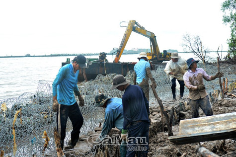 Những người vá đê - Bài 1: Đương đầu với sóng