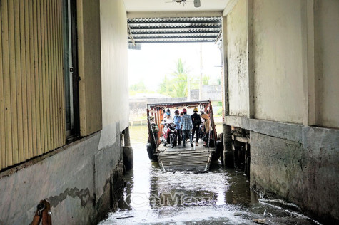An toàn phương tiện qua sông: Chủ phà tuân thủ, khách lại thờ ơ