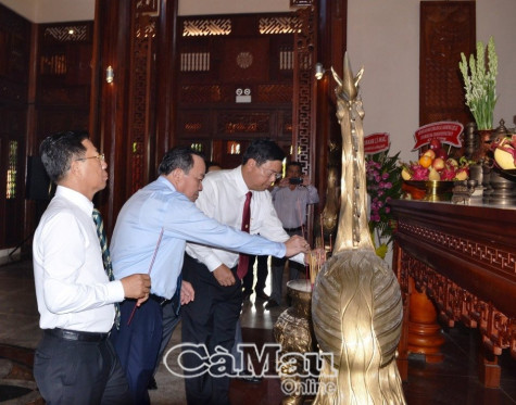 Dâng hương tri ân anh hùng, liệt sĩ