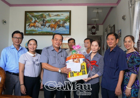 Tri ân cán bộ lão thành cách mạng, cán bộ tiền khởi nghĩa và trao huy hiệu Đảng