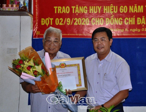 Bí thư Tỉnh uỷ, Chủ tịch UBND tỉnh Nguyễn Tiến Hải trao Huy hiệu Đảng dịp 2/9