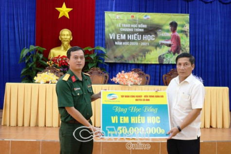 Viettel Cà Mau trao 50 suất học bổng "Vì em hiếu học"