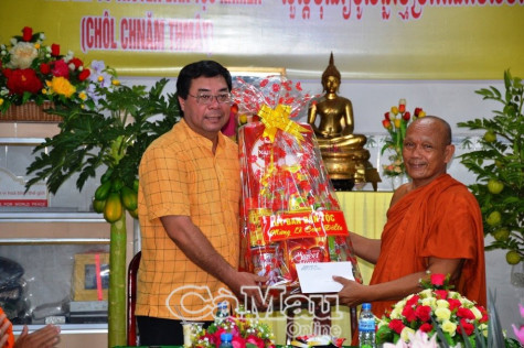 Thăm, tặng quà đồng bào Khmer dịp Sene Đôn Ta 2020