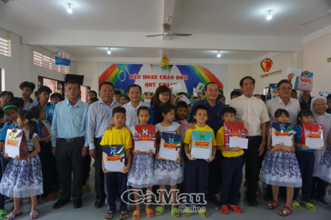 Thăm, tặng quà Trung thu cho trẻ em có hoàn cảnh khó khăn