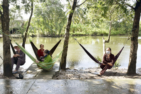Phụ huynh vùng sâu: Nhọc nhằn theo con đến lớp
