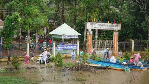 Học sinh gian nan đến trường mùa mưa bão