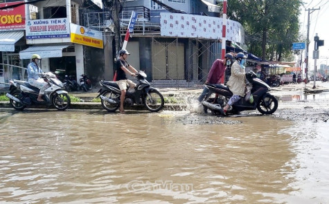 Bao giờ con đường Nguyễn Trãi được sửa chữa?