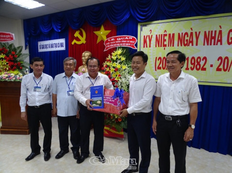 Phó bí thư Tỉnh ủy, Chủ tịch UBND tỉnh Lê Quân chúc mừng 20/11 ngành giáo dục