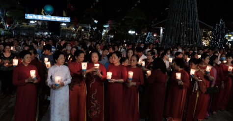 Hàng ngàn người đón Noel trong không khí se lạnh