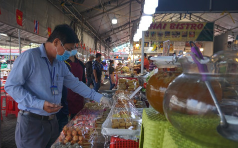 Siết chặt an toàn thực phẩm tại khu ẩm thực trong hội chợ