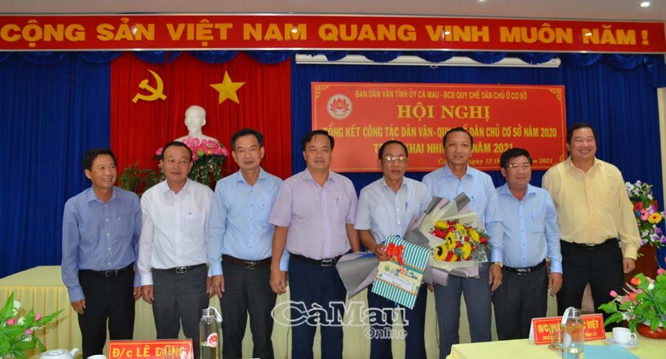 Phó Bí thư Thường trực Tỉnh uỷ Huỳnh Quốc Việt tặng hoa, quà ghi nhận sự đóng góp của đồng chí Lê Dũng (thứ 5 từ trái sang), nguyên Ủy viên Ban Thường vụ Tỉnh uỷ, nguyên Trưởng ban Dân vận Tỉnh ủy, nguyên Chủ tịch Ủy ban MTTQ Việt Nam tỉnh.