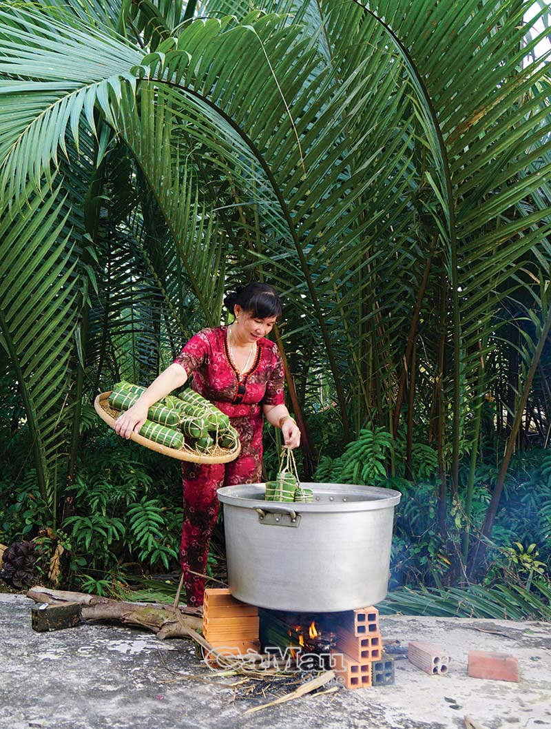 Bánh tét là món ăn đặc trưng ngày Tết của người dân Nam Bộ.  Ảnh: HUỲNH LÂM