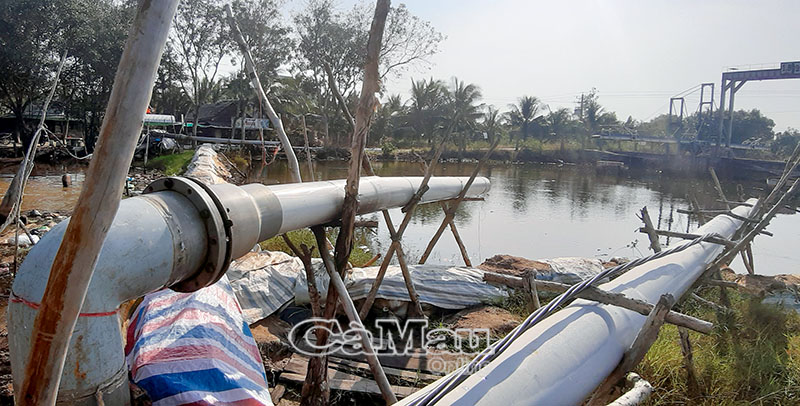 Hai bên đập tạm hình thành trạm bơm nhằm chống ngập trong đợt mưa lớn vào tháng 9 và 10 vừa qua. 