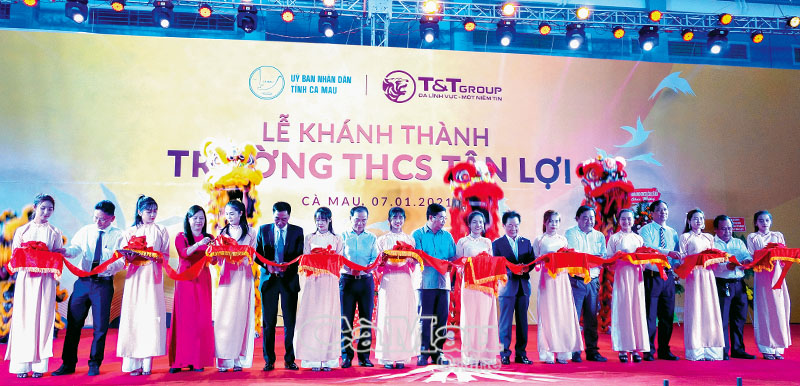 Lãnh đạo tỉnh Cà Mau, ngành giáo dục và huyện Thới Bình cắt băng khánh thành Trường THCS Tân Lợi.