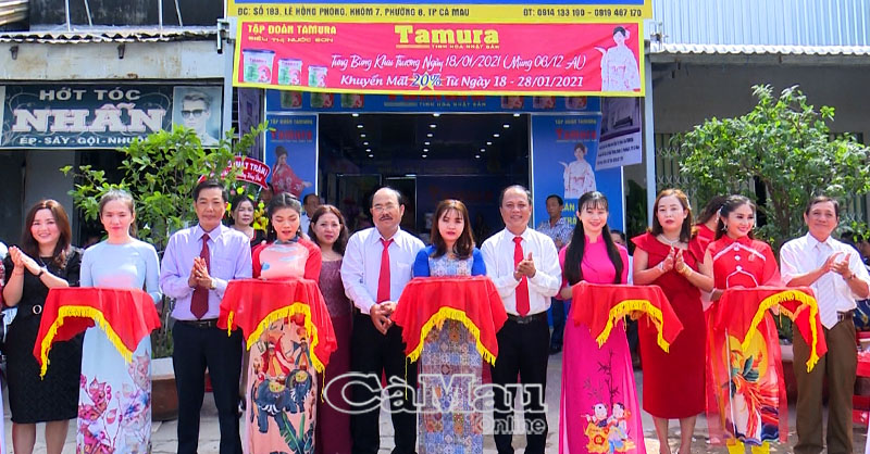 Lãnh đạo Tập đoàn Tamura cắt băng khai trương siêu thị nước sơn, tại số 183, đường Lê Hồng Phong, Khóm 7, Phường 8, TP Cà Mau.