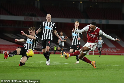 Hàng công thăng hoa, Arsenal đè bẹp Newcastle United