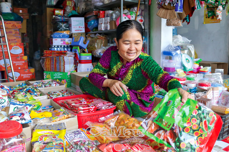 Chị Loan, một tiểu thương buôn bán tạp hoá tại chợ Phường 7, TP Cà Mau, cho biết, lượng hàng nhập về bán Tết của tiệm giảm đáng kể.