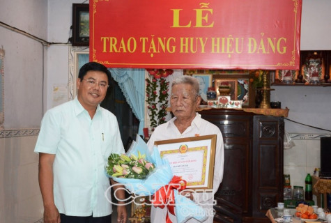 Trao Huy hiệu Đảng cho đảng viên lão thành cách mạng
