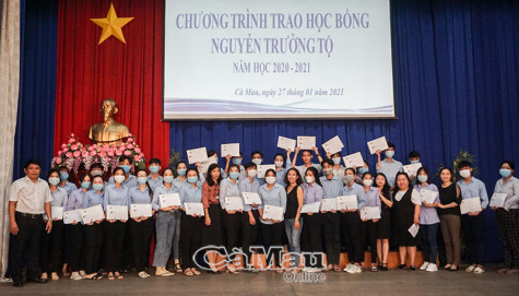 Trao 32 suất học bổng Nguyễn Trường Tộ cho sinh viên nghèo vượt khó