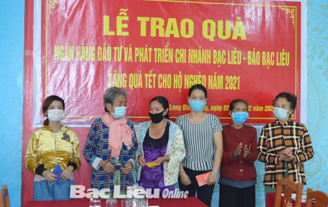 Báo Bạc Liêu và BIDV - Chi nhánh Bạc Liêu: Trao 20 suất quà cho hộ nghèo xã Long Điền Đông