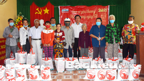 Trao 100 suất quà cho hộ cận nghèo xã Vĩnh Trạch