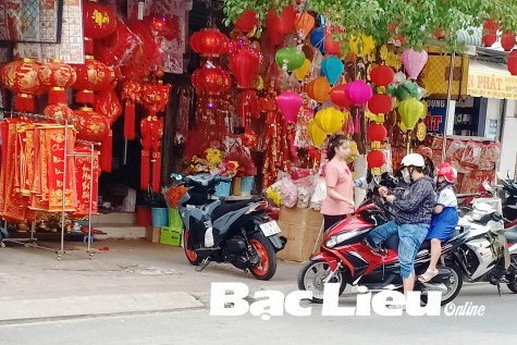 Đồ trang trí tết đa dạng nhưng sức mua chậm
