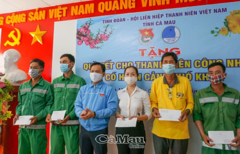 Nhiều suất quà Tết tặng công nhân, đối tượng bảo trợ xã hội