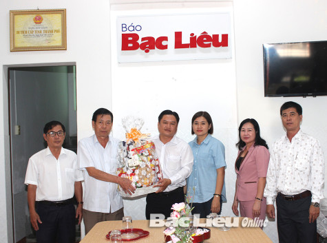 Lãnh đạo huyện Hòa Bình chúc tết Báo Bạc Liêu