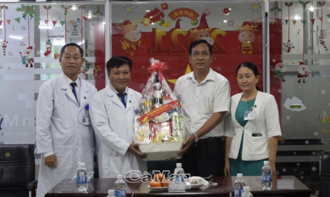 Động viên cán bộ nơi tuyến đầu chống dịch