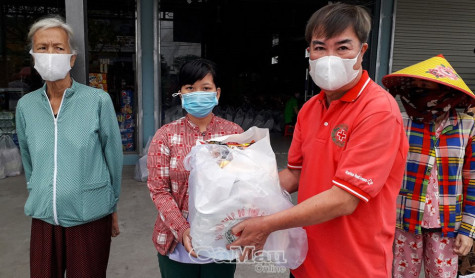 Trao quà Tết tặng gia đình chính sách, học sinh nghèo thị trấn Sông Đốc