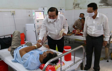 Động viên tinh thần bệnh nhân nghèo