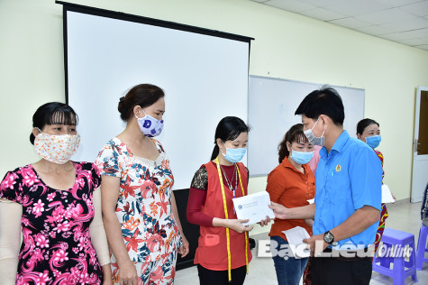 Tặng 20 suất quà tết cho công nhân Công ty TNHH MTV Pinetree