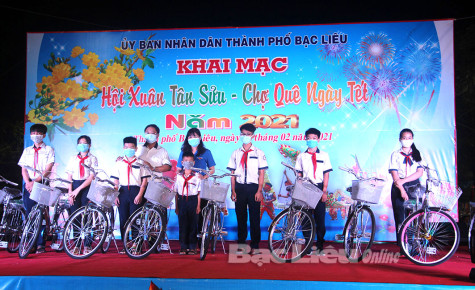 Chương trình “Thắp sáng ước mơ thanh thiếu nhi TP. Bạc Liêu”: Tặng 190 suất học bổng, quà cho học sinh nghèo hiếu học