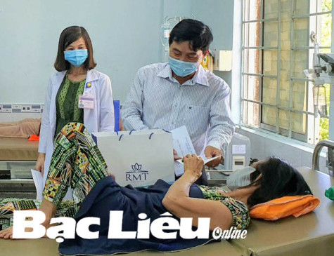 Trao tặng 110 suất quà cho bệnh nhân tại hai Bệnh viện huyện Vĩnh Lợi và Hòa Bình