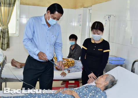 Trao 238 suất quà tết cho bệnh nhân đang điều trị tại Bệnh viện Đa khoa tỉnh