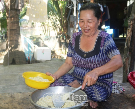 Gói bánh tét làm quà Tết cho người nghèo