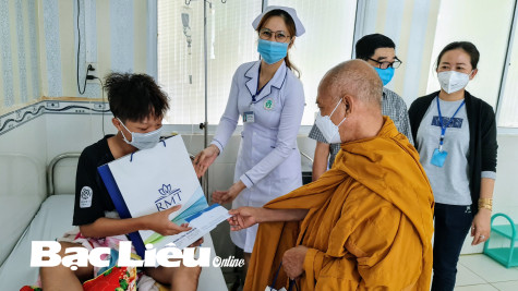 Trao tặng 200 suất quà cho các trẻ em, bệnh nhân lưu trú, bệnh nhân chạy thận ở các huyện, thị xã